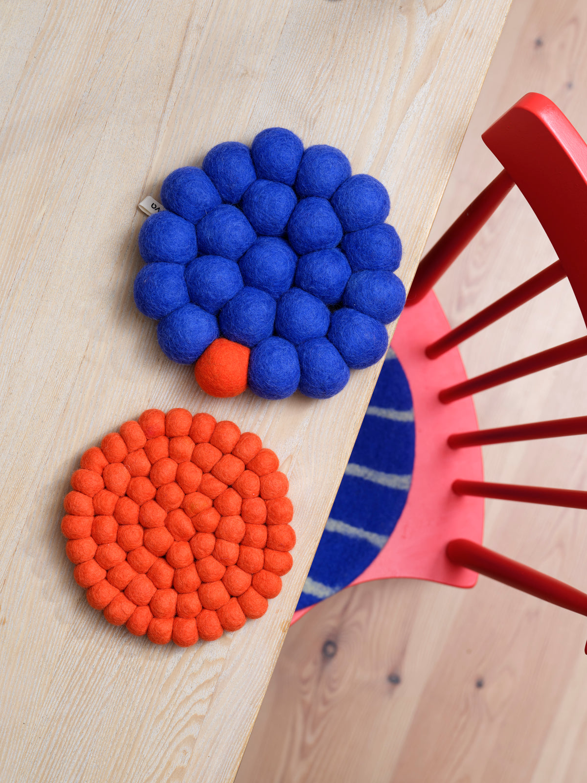 TRIVET, BOLD, electric-blue