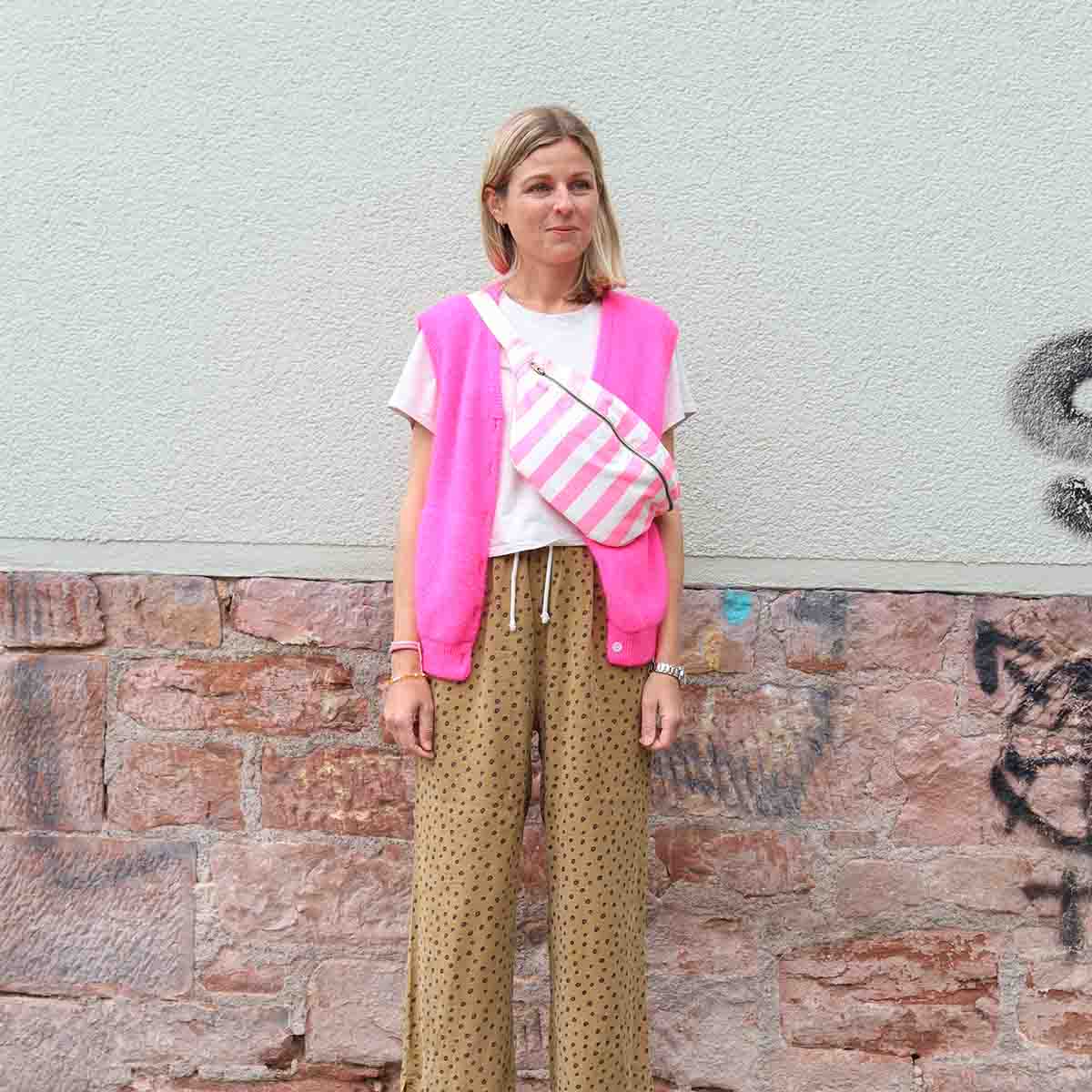 SAC BANANE IMPRIME RAYEE ECRU / NEON PINK