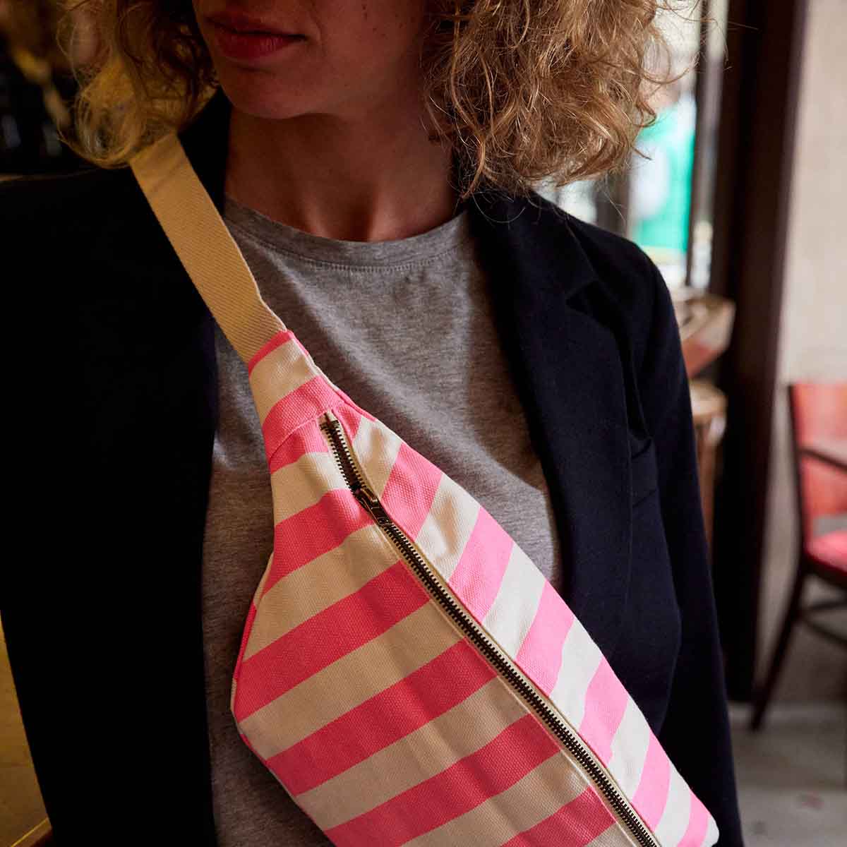 SAC BANANE IMPRIME RAYEE ECRU / NEON PINK