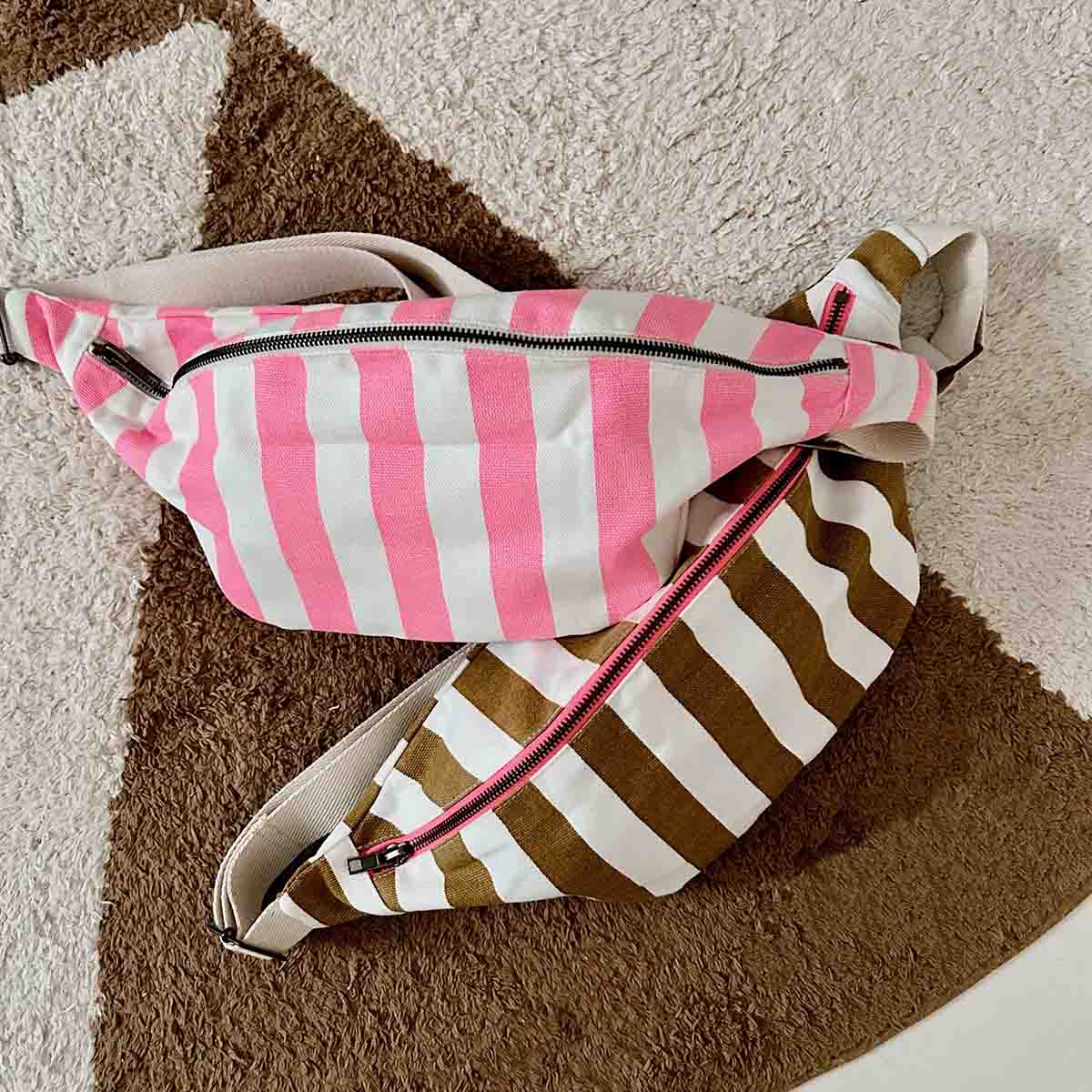 SAC BANANE IMPRIME RAYEE ECRU / NEON PINK